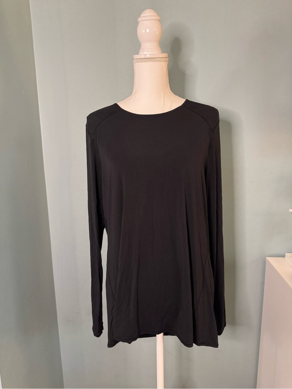 Women's Luluemon Keyhole Long Sleeve Crewneck Top Shirt Open Back Black 6